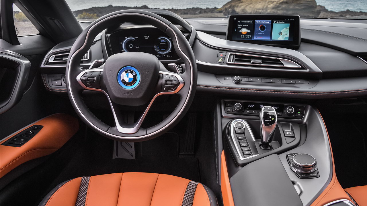 BMW i8 получил новые сиденья, модернизированный мультимедийный комплекс, проекцию на лобовое стекло и обивку кресел медного цвета. Опционально доступна декоративная отделка углепластиком и керамикой. Навигационная система теперь входит в список базового оборудования.