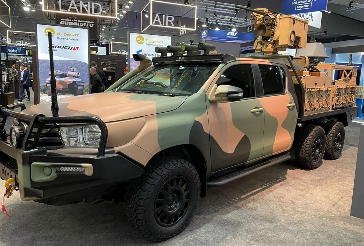 Toyota Hilux 6×6 Military Truck