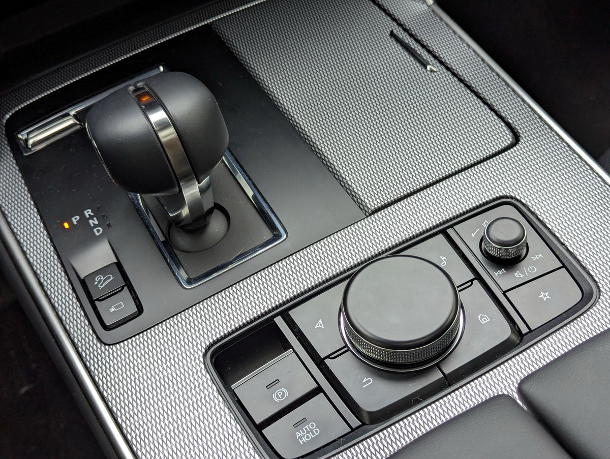 Оновлена Mazda CX-60 