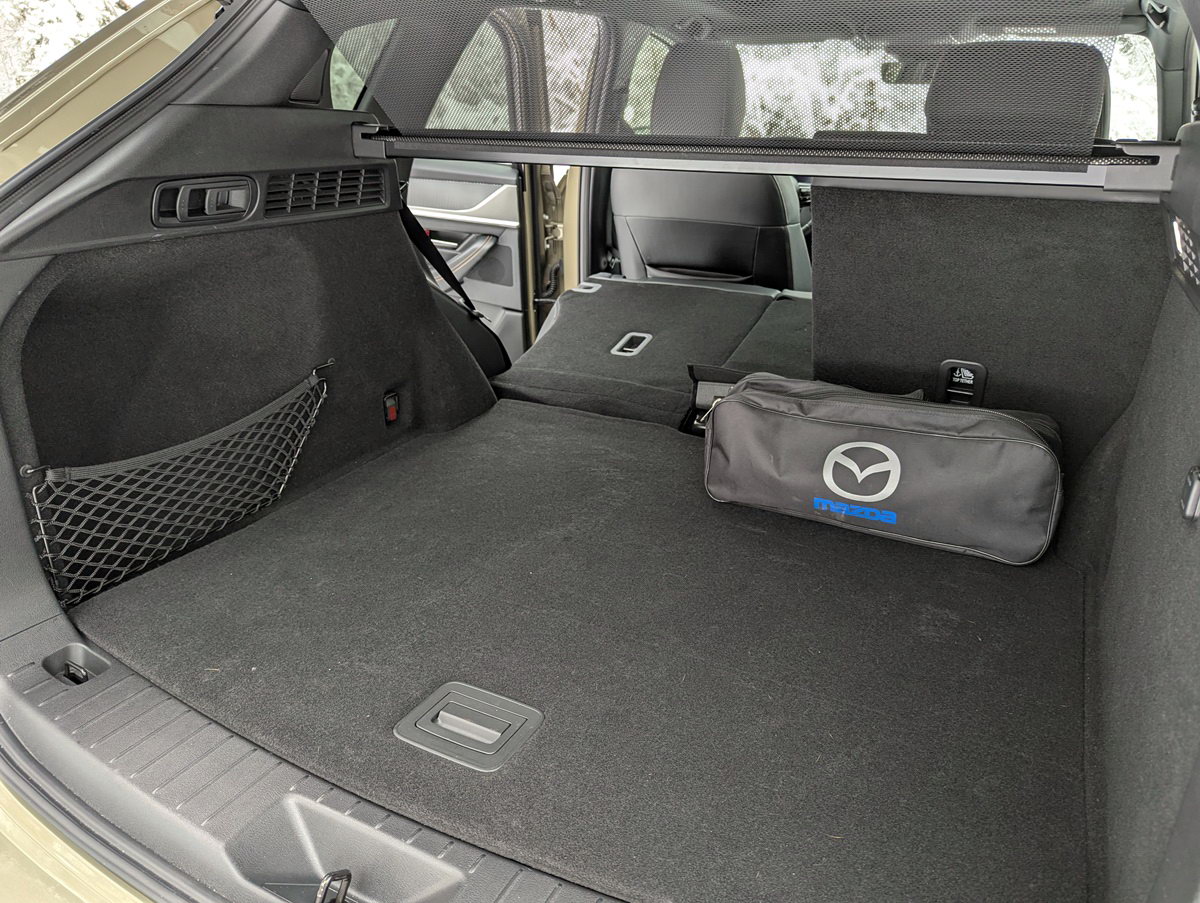 Оновлена Mazda CX-60 