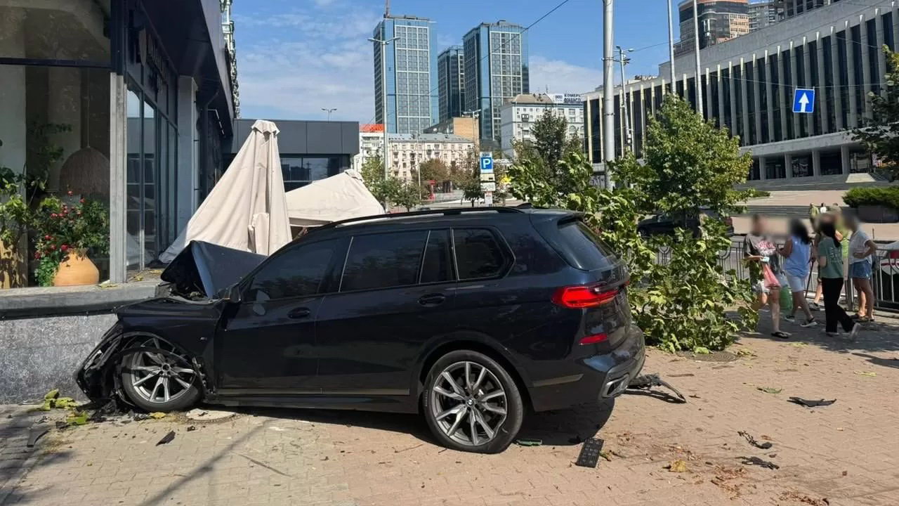 ДТП у Києві за участю двох автомобілів BMW