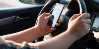 Використання смартфона за кермом