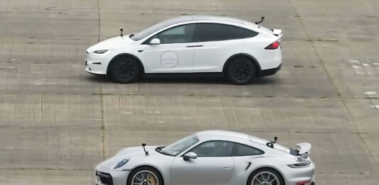Tesla Model X Plaid vs Porsche 911 Turbo S