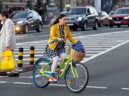 велосипедисти на вулицях