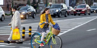 велосипедисти на вулицях