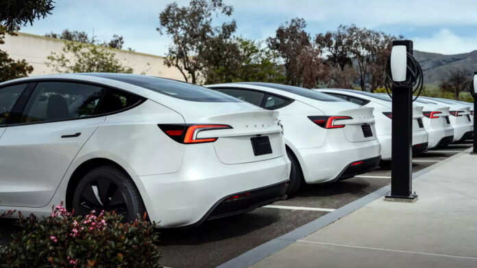 TESLAS-CHARGING