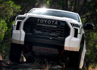 Для нового Land Cruiser: Toyota повертає у лінійку двигун V8 Toyota V8 engine