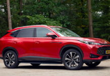 В Україну приїхав новий кросовер MG: оголошено ціни MG HS Hybrid+